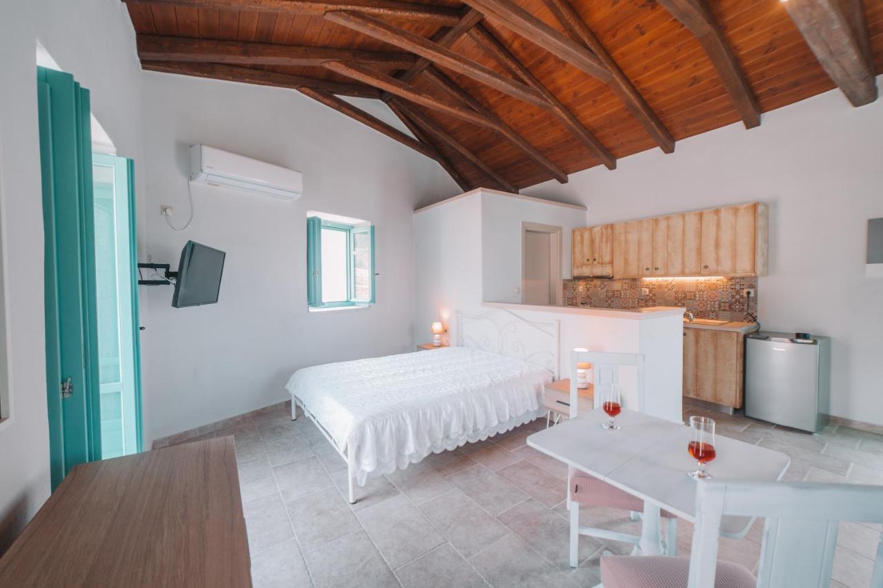 George SeaFront Suites Néon Oítilon Exterior foto