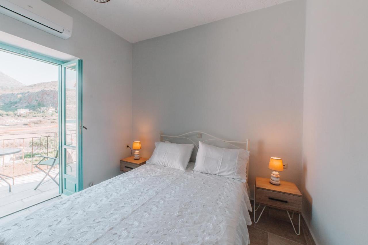 George SeaFront Suites Néon Oítilon Exterior foto