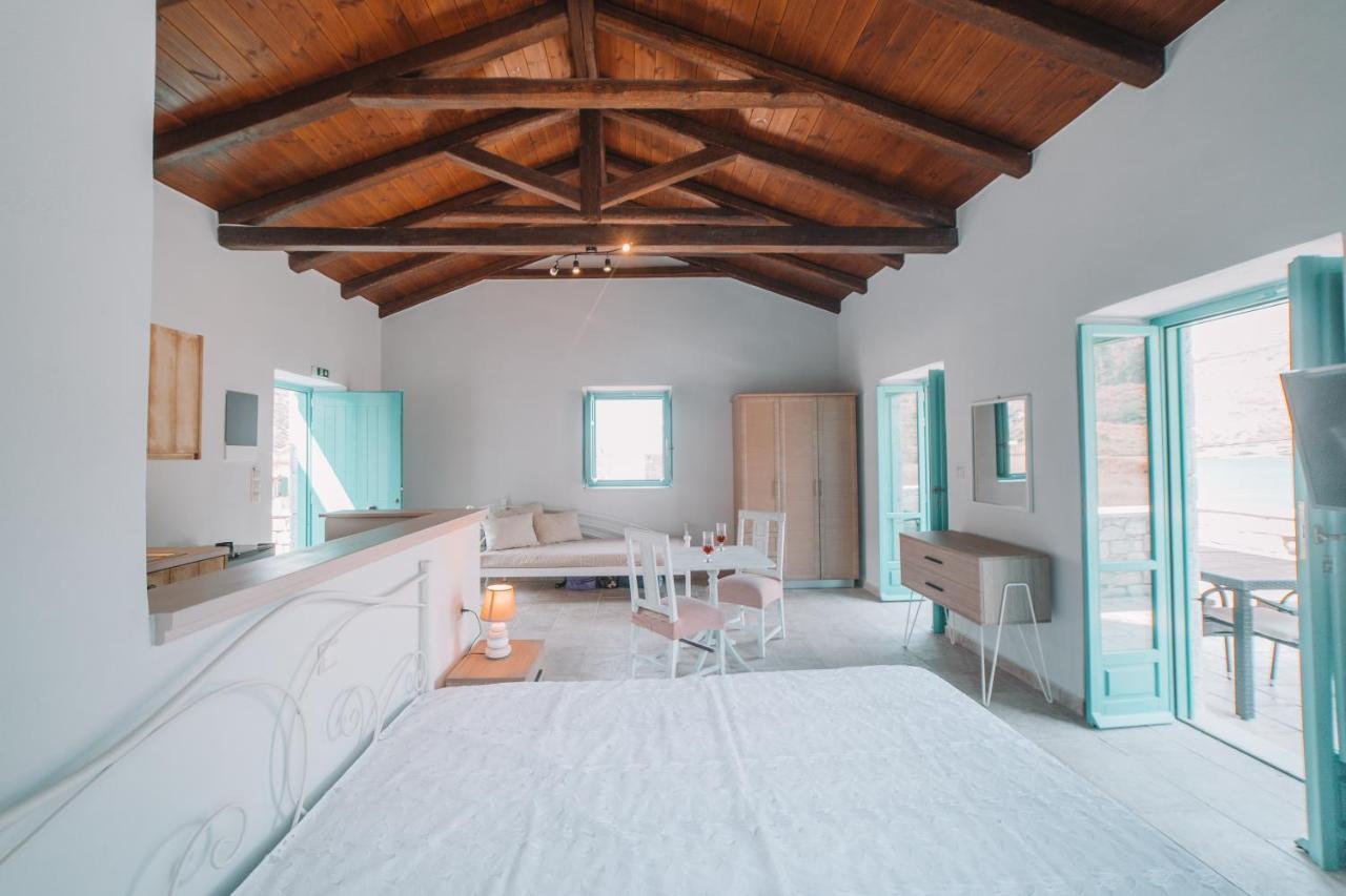 George SeaFront Suites Néon Oítilon Exterior foto